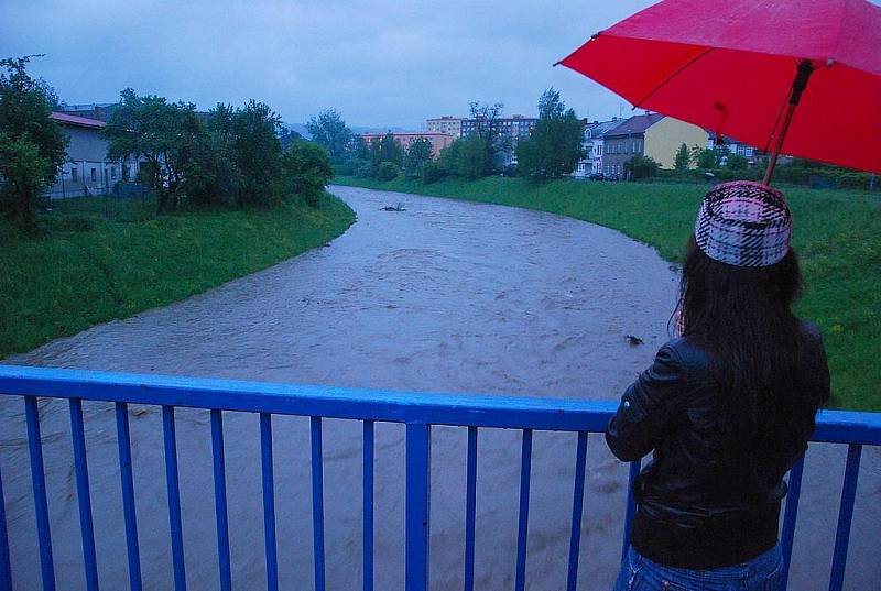 Řeka Jičínka v Novém Jičíně se doposud drží ve svém korytě, avšak její hladina neustále stoupá. Řidiči si přeparkovávají svá vozidla z parkovišť i garáží na vyvýšená mísa.