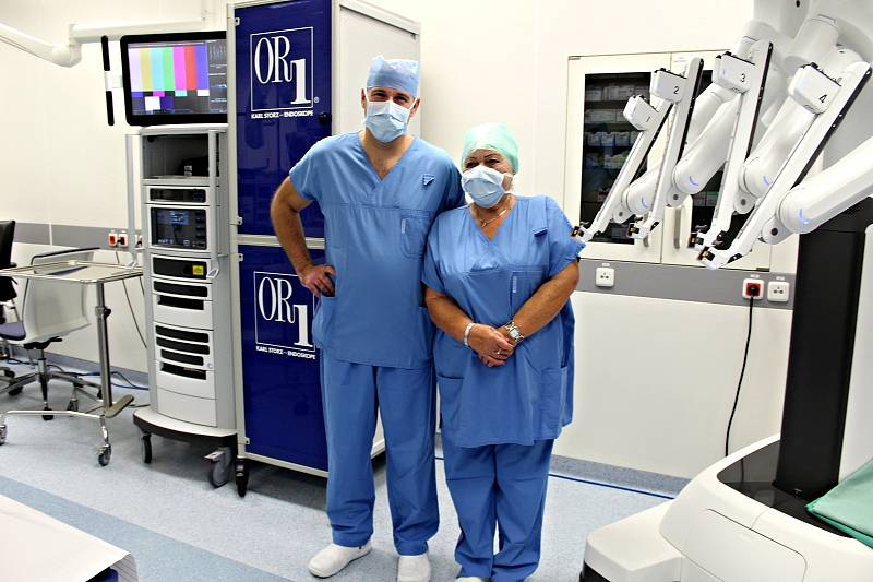 Primář urologického oddělení Jan Novák s Janou Černochovou, kterou dvakrát operoval prostřednictvím robota.