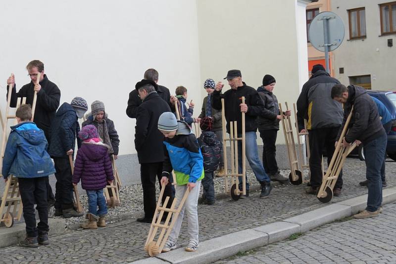 Průvod hrkačů v Bílovci. 