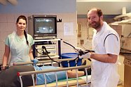 MUDr. Ladislav Langner a zdravotní sestra Pavlína Pavelková s novým vybavením před vyšetřením pacienta.