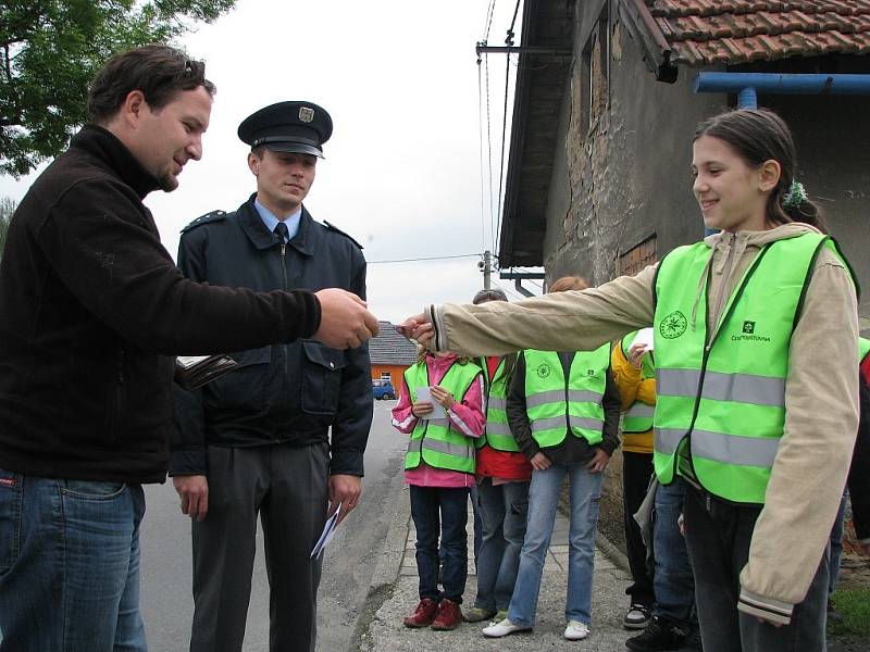 Na dodržování předepsané rychlosti v obcích Bartošovice a Kunín na Novojičínsku se zaměřili novojičínští policisté společně se školáky obou obcí.