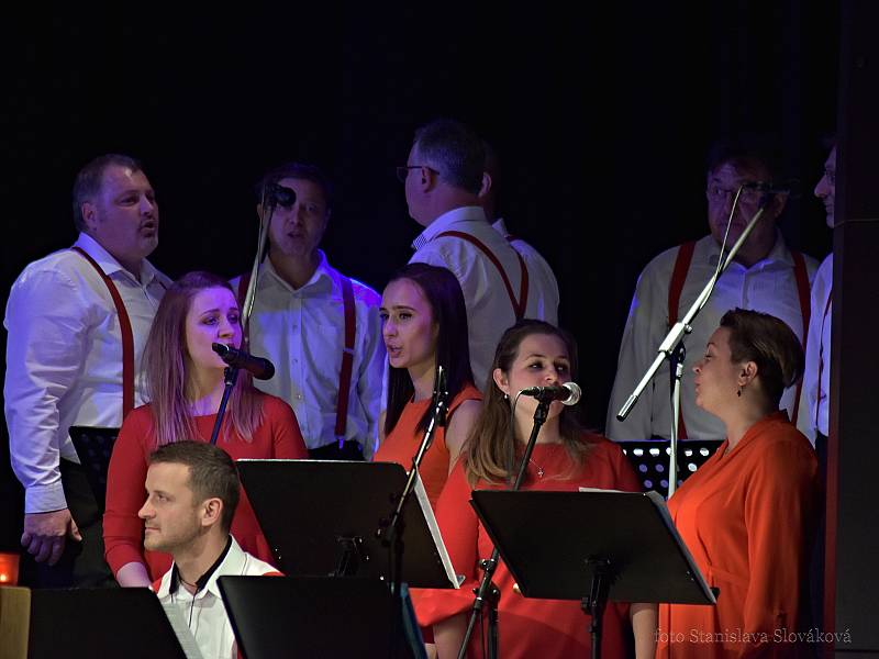 Nedělní koncert s názvem Nastal přeradostný čas se návštěvníkům příborského kulturního domu velice líbil.