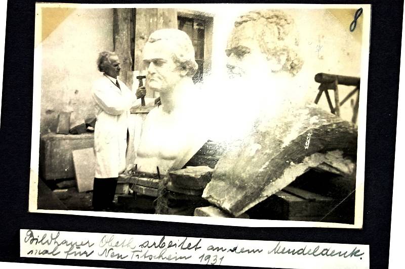 Fotografie zachycující Josefa Obetha při práci na bustě G. J. Mendela. Se svolením HVS Odry
