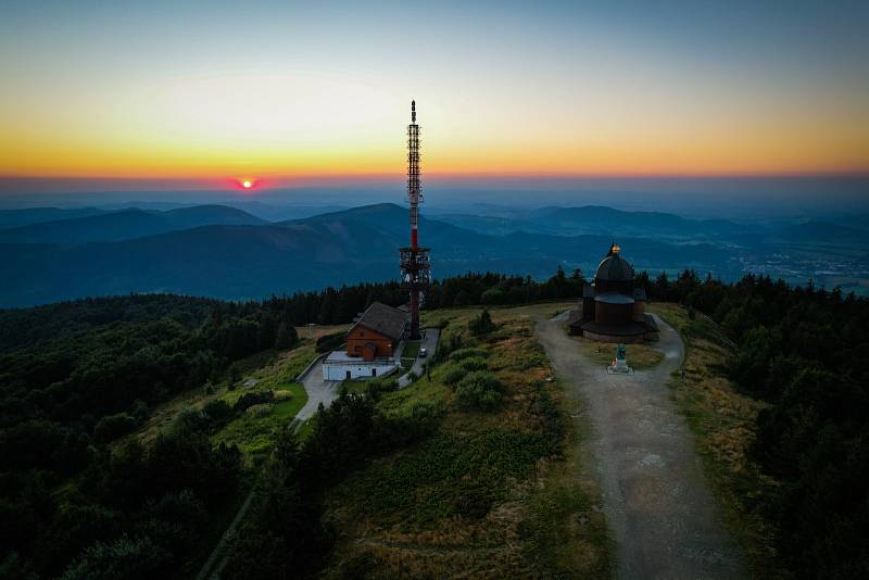 Západ slunce na beskydském Radhošti a hvězdná obloha s jasným výhledem.