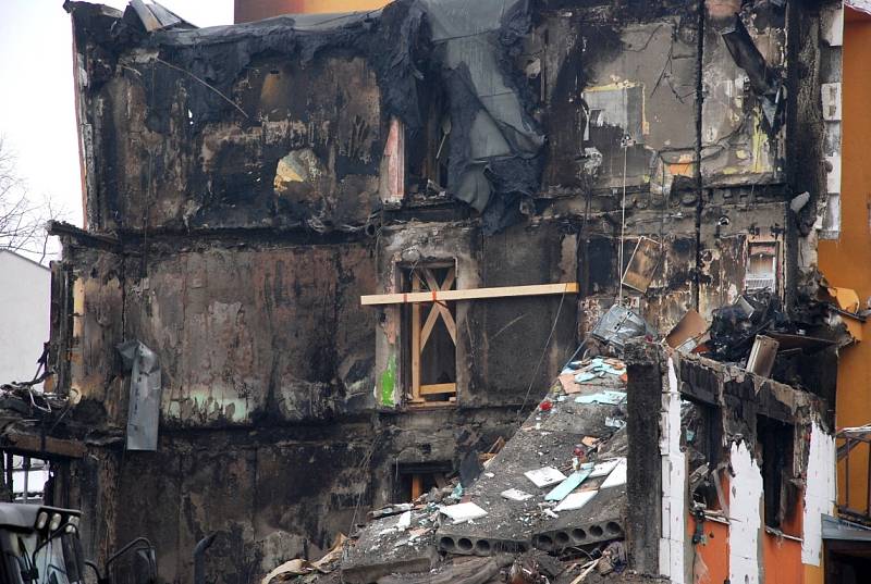 Pět mrtvých a jedenáct zraněných má na svědomí nedělní výbuch v třípodlažním domě se šesti byty na ulici 6. května ve Frenštátě pod Radhoštěm.