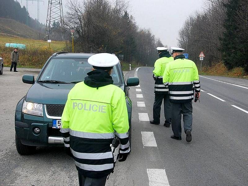Ve středu 3. listopadu kontrolovali novojičínští dopravní policisté připravenost řidičů na zimu.