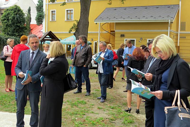 Publikaci představující všechny obce a města Novojičínska pořtili v zahradě MěKC ve Fulneku.