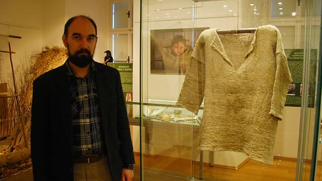 Václav Michalička u ručně vyrobené košile, na jejíž výrobu padlo v příborském muzeum 2 tisíce rostlin kopřiv. 