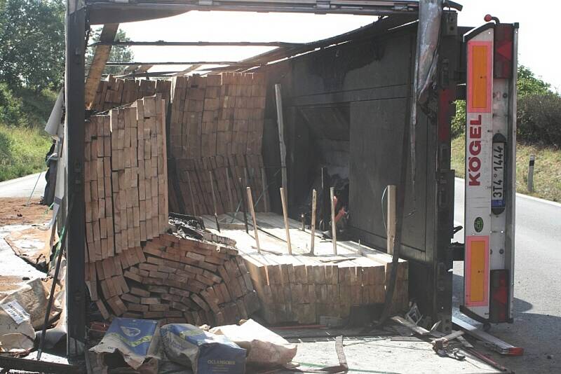 Deset hodin trvala v úterý 2. září objížďka místa havárie kamionu MAN s návěsem plným dřevěných desek.