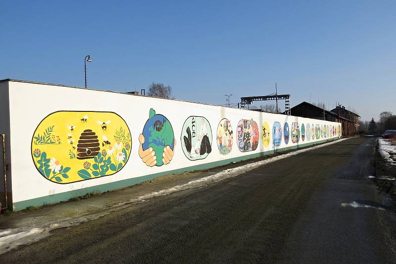 Cestu k vlakovému nádraží v Suchdole nad Odrou lemuje stěna pomalovaná obrázky.