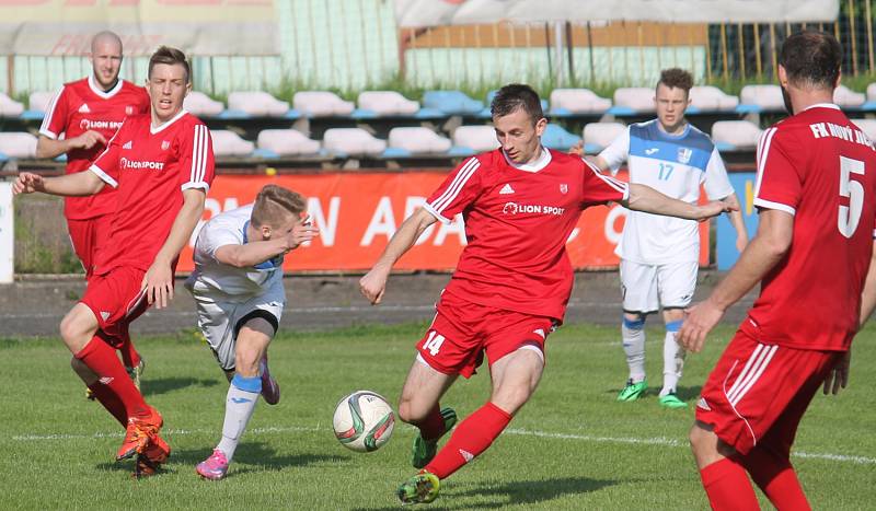 Novojičínští fotbalisté (v červeném) doma porazili Havířov 3:1.