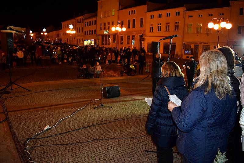 Zpívání koled na náměstí v Bílovci.