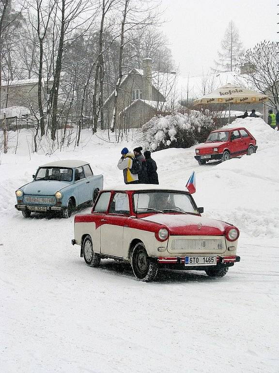 Majitelé trabantových vozítek se sjeli tento víkend do Trojanovic. Kromě Spanilé jízdy Frenštátem si užili i různé soutěže a školu smyku.