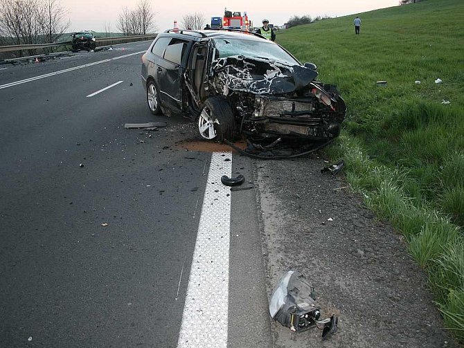 Svědky dopravní nehody, při které se loni v dubnu střetla u Starého Jičína dvě osobní vozidla, hledají policisté. 