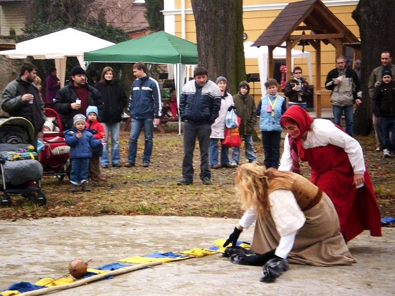 Nejen dobrou krmi se mohli potěšit návštěvníci premiérových zabíjačkových hodů, které v sobotu uspořádalo Městské kulturní centrum Fulnek. Zejména menší návštěvníky potěšilo netradiční pojetí pohádky o Mrazíkovi v podání šermířské skupiny Allegros.