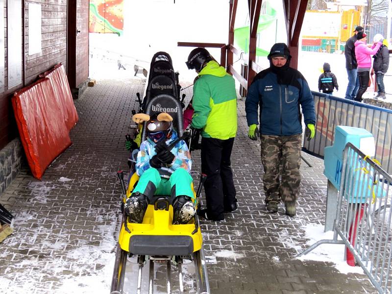 Víkendové lyžování v areálu Heipark v Tošovicích. Dlouhá fronta lidí a zaplněné parkoviště napovídalo, že se zimní sezona konečně naplno rozjela.