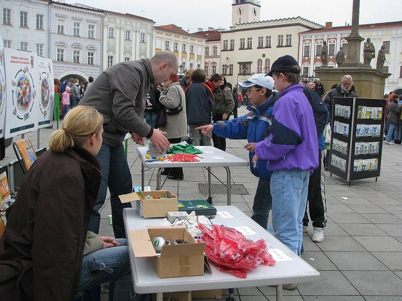 Další republikový rekord, největší zelený bot z plastových uzávěrů má v průměru 10 metrů.