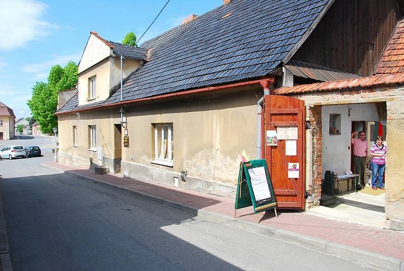 V podhradí Starého Jičína je prvním rokem otevřeno malé muzeum manželů Polzerových. Na malém dvorku a v přízemí starého domu vás provedou dobou středověku i mládí vašich nedávných předků.