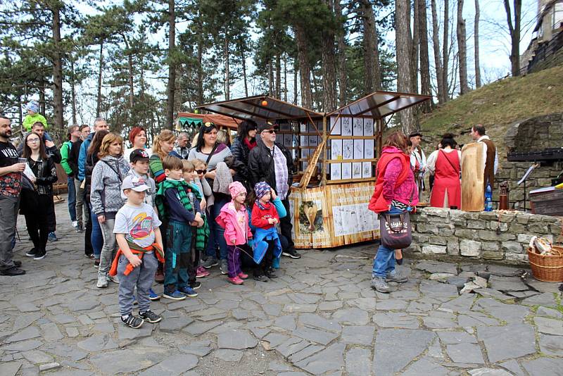 Hrad Štramberk s věží Trúba otevřel v sobotu 7. dubna své brány veřejnosti. Zahájení sezony se neobešlo bez šermířských soubojů.