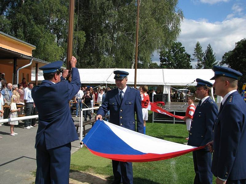 Vztyčení vlajek bylo úvodním aktem oficiálního zahájení oslav výročí obce Kateřinice.