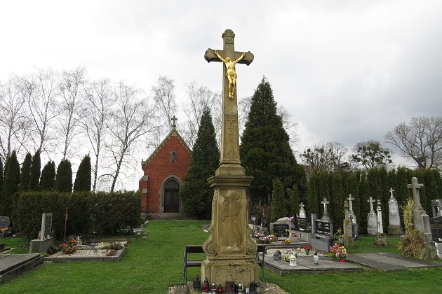 Na hřbitově v Kuníně je v hrobce rodů Schindlerů pochovaná také hraběnka Marie Walburga, která založila školu, do níž chodil František Palacký.