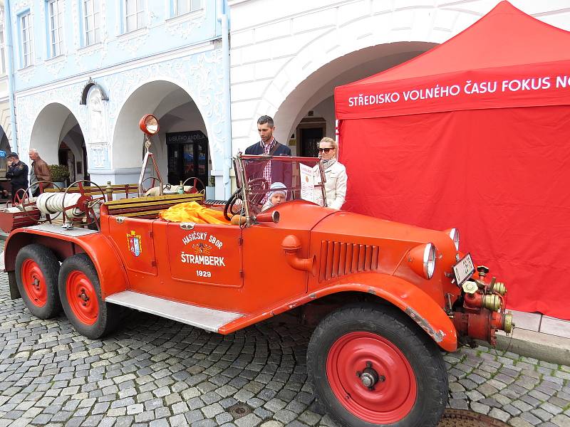 Oslavy 50 let profesionální jednotky požární ochrany se uskutečnily v pátek 10. května v Novém Jičíně.