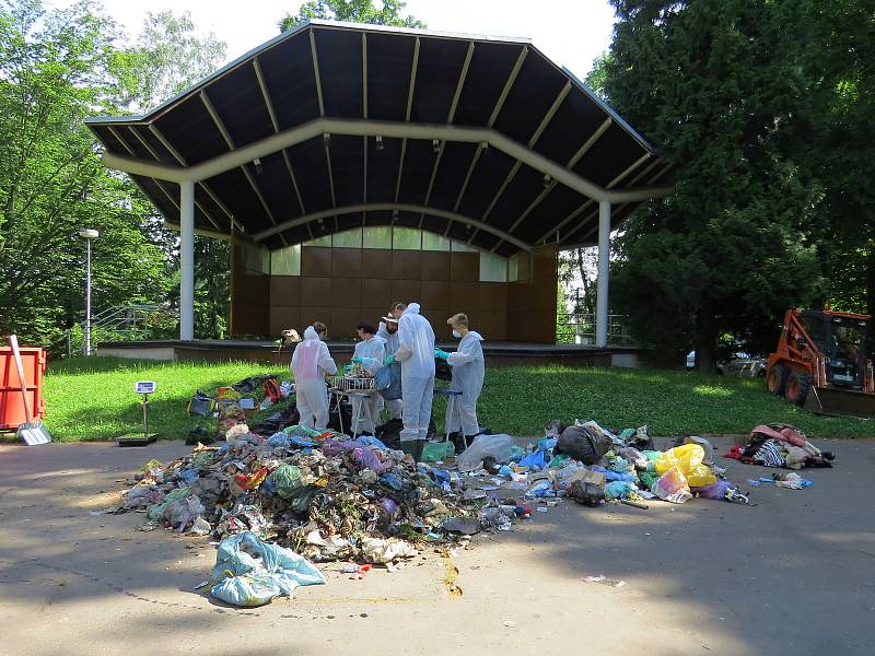 Kolik recyklovatelného odpadu se dá najít ve směsném odpadu měli možnost vidět v úterý 18. června návštěvníci městského parku v Příboře.