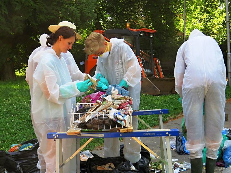 Kolik recyklovatelného odpadu se dá najít ve směsném odpadu měli možnost vidět v úterý 18. června návštěvníci městského parku v Příboře.