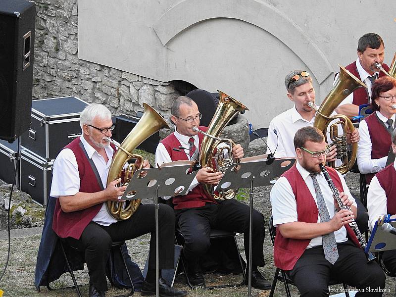 Nokturno pod věží se jmenoval koncert, na němž vystoupil  Lašský dechový orchestr se svými sólisty.