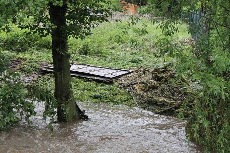 Lidé na Novojičínsku se v úterý odpoledne opět báli. Zejména v Novém Jičíně-Žilině, Mořkově a Životicích u Nového opět hrozily záplavy kvůli rozvodněné řece Jičínce.