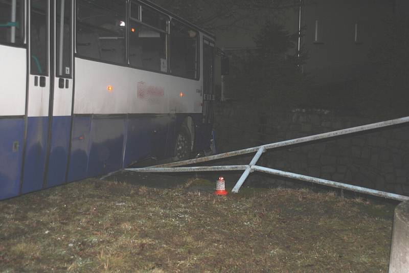 Rozbitý autobus ve Starojické Lhotě a další autobus nad korytem potoka v Bílovci. Čtvrtek 1. a pátek 2. března byly pro autobusy na Novojičínsku smolnými dny.