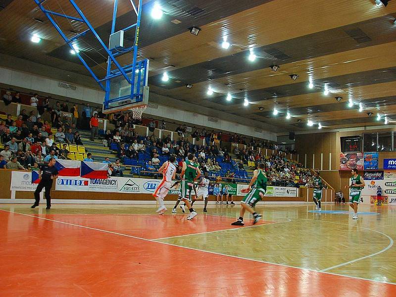 První domácí utkání Středoevropské basketbalové ligy (CEBL) odehráli basketbalisté Mlékárny Miltra Nový Jičín proti rakouskému celku Kapfenberg Bulls.