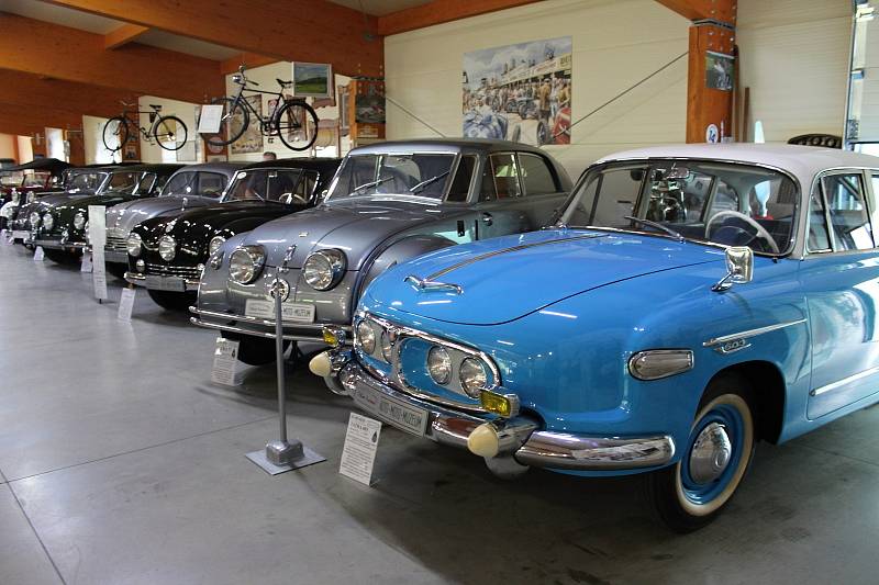 Část expozice v AutoMotoMuzeu Odtimer Kopřivnice tvoří ucelená kolekce aerodynamických vozů Tatra.