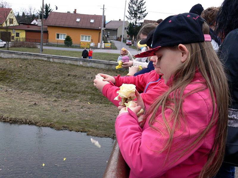 Jaro se vítalo i v Příboře. Morana skončila v řece Lubině.