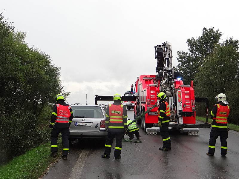 Během vyprošťování vozidla z příkopu hydraulickou rukou Bizona byla silnice mezi Bílovcem a Bravanticemi neprůjezdná.