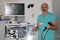 Gastroenterolog MUDr. Martin Merenda ukazuje novou endoskopickou věž.