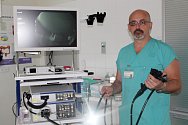 Gastroenterolog MUDr. Martin Merenda ukazuje novou endoskopickou věž.