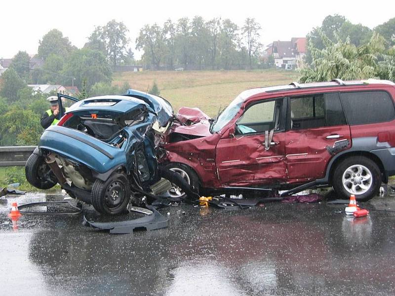 Toto zbylo ze Škody Fabia, ve které jel pětadvacetiletý řidič. Důvody jeho přejetí do protisměru policisté doposud neznají. Právě tato nehoda odstartovala černou šňůru tragédií.