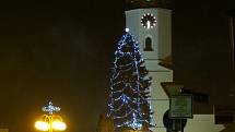 Nebeskou návštěvu hostilo o druhé adventní neděli Slezské náměstí v Bílovci. 