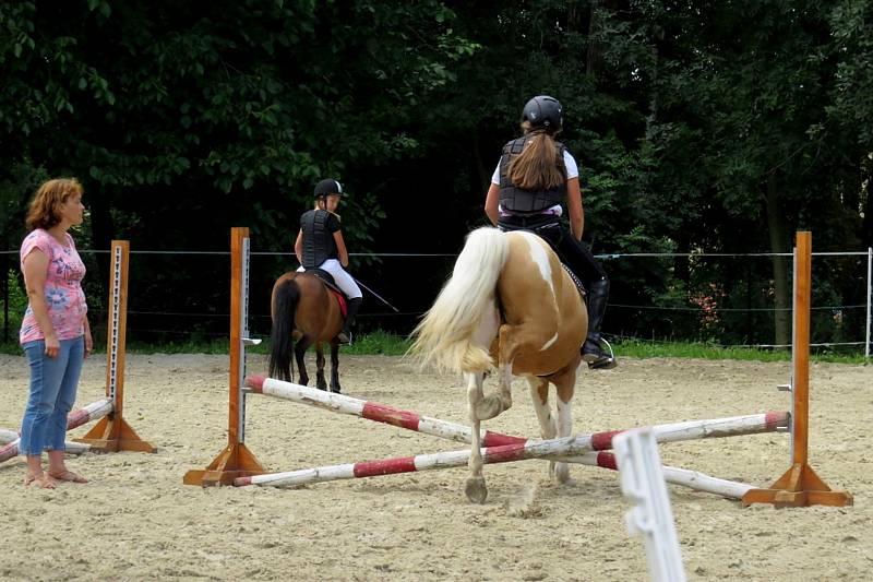 Country odpoledne u koní na Jarošově statku ve Studénce.