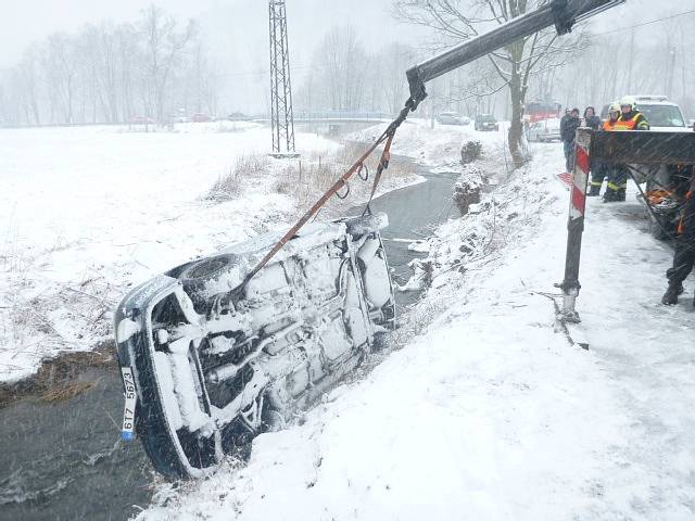Zásah hasičů u středeční nehody v Odrách.