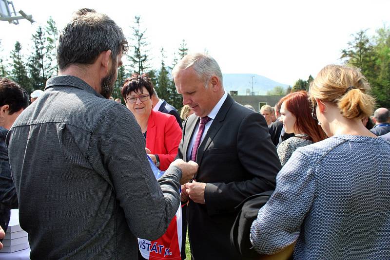 Skokanský areál Jiřího Rašky na Horečkách ve Frenštátě pod Radhoštěm navštívili ministři v čele s premiérem Andrejem Babišem a zástupci Moravskoslezského kraje s hejtmanem Ivo Vondrákem.