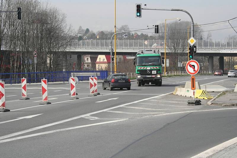 Rekonstrukce mostu na silnici číslo I/57 poblíž obchodního domu Tesco v Novém Jičíně zamotala hlavu nejednomu řidiči. 