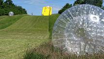 Zorb-ball si na nově otevřené zorbingové dráze u příborského koupaliště vyzkoušeli v neděli 24. května první odvážlivci.