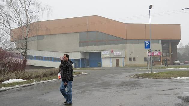 Zimní stadion několikamilionovou zpronevěru „přežil“. Město dodavatelům energií zaplatilo část dluhů, a nemuselo tak přistoupit k jeho uzavření. 