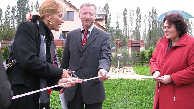 Nově otevřené dětské hřiště si budou užívat nejen děti z Mateřské školy, ale i rodiče, kteří budou chtít se svými potomky strávit hezké odpoledne.