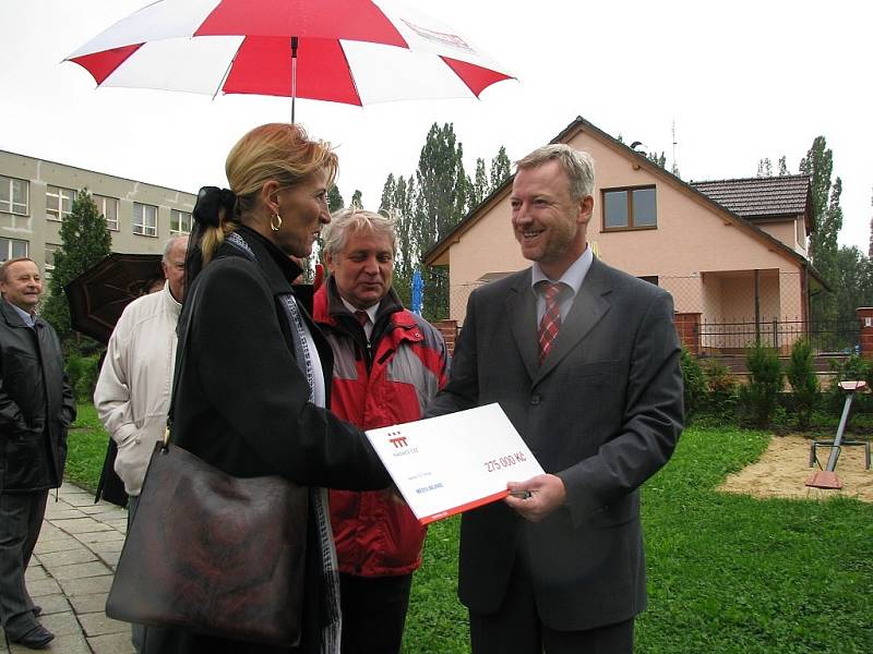 Nově otevřené dětské hřiště si budou užívat nejen děti z Mateřské školy, ale i rodiče, kteří budou chtít se svými potomky strávit hezké odpoledne.