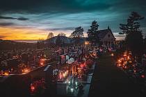 Rozsvícené svíčky na hřbitově ve Frenštátě pod Radhoštěm a hvězdná obloha nad ním.