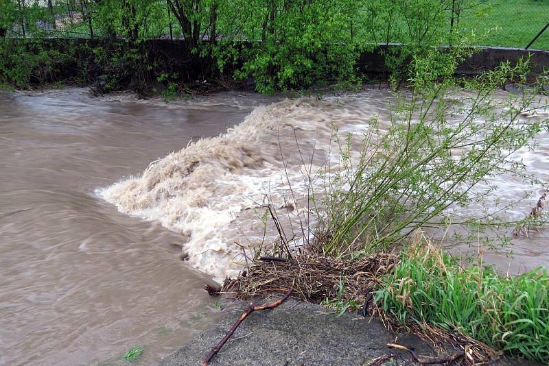 Hladina Jičínky na Novojičínsku se zvedla do úrovně II. pohotovostního stupně už v 8 hodin ráno a byla na něm až do poledne. V Žilně, místní části Nového Jičína, městská policie zvedla a uzavřela most, v Mořkově hasiči zasahovali u výtoku z kanálu.