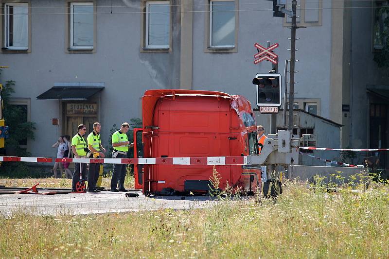 Při srážce Pendolina s návěsem kamionu zemřeli tři lidé.